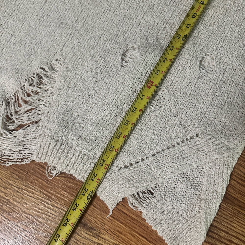 🆕 Karlie Distressed V-Neck Sweater Size Medium - Picture 9 of 9